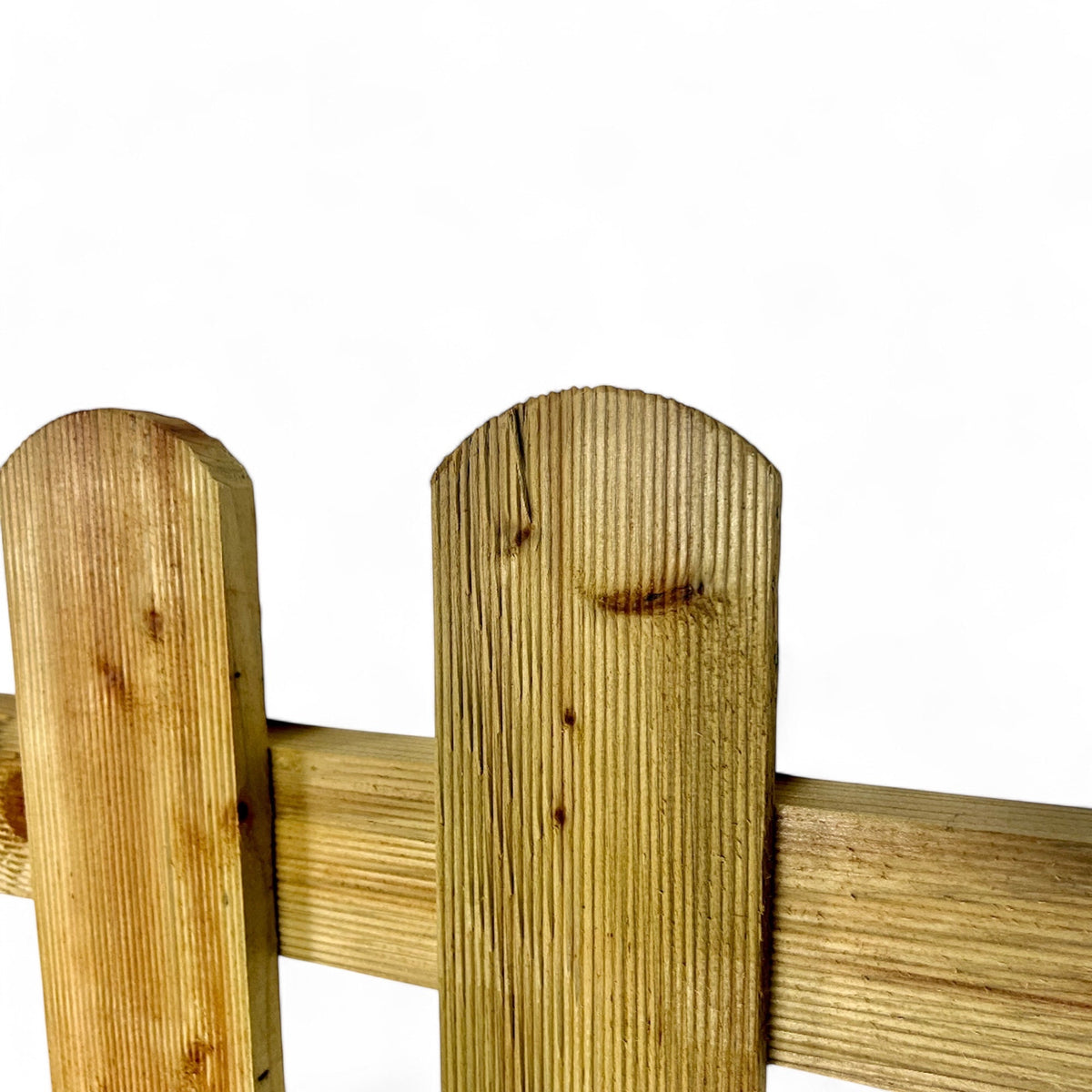 Abgerundete Zaunlatte auf dem Querriegel des Holz Gartenzauns im Detail