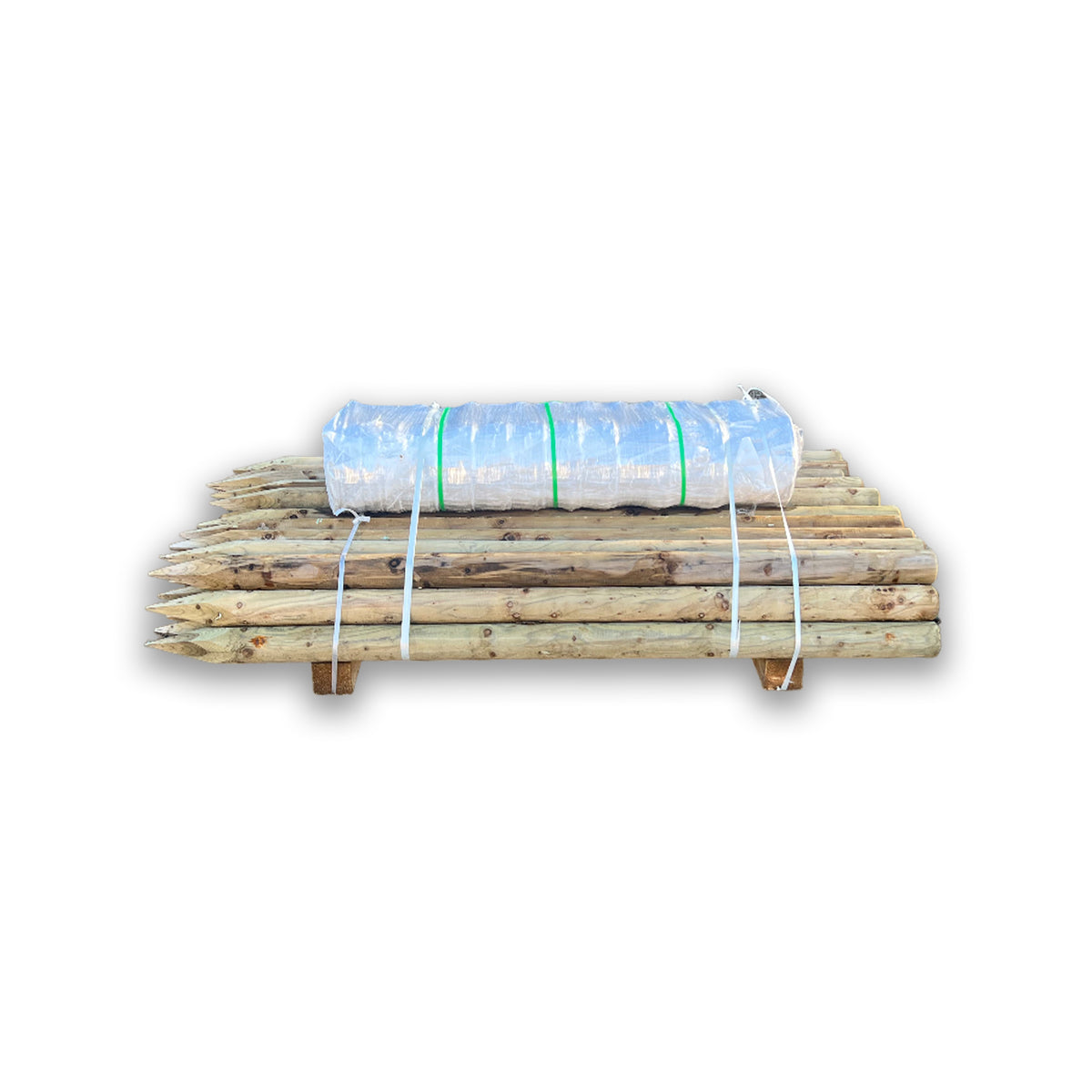 Komplettset für den Wildzaun mit gebündelten Holzpfählen und Drahtgeflecht Rolle, Freisteller