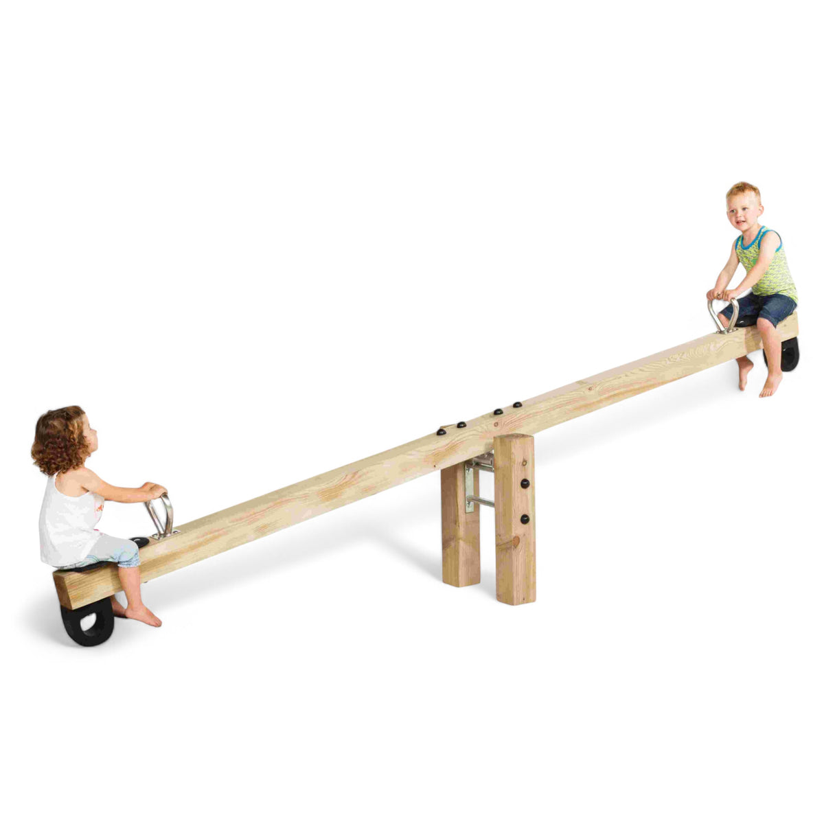 Wippe Warstein kommunal aus kesseldruckimprägniertem Nadelholz mit zwei spielenden Kindern, Freisteller