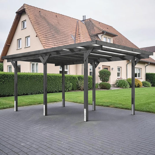 Lasierter Holz Carport Willingen auf gepflastertem Stellplatz vor einem Einfamilienhaus