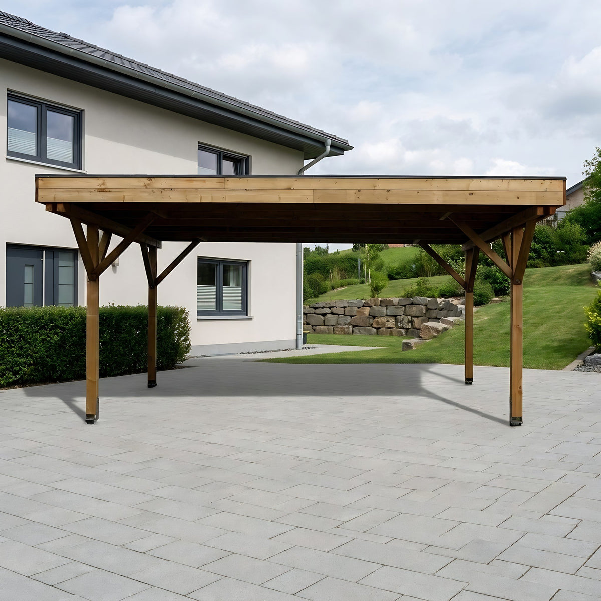 Doppelcarport Amecke aus Holz mit Holzblende auf einer breiten gepflasterten Einfahrt vor einem Einfamilienhaus