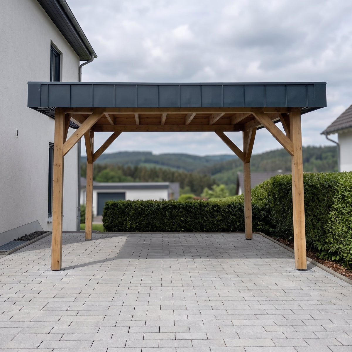 Frontansicht des Einzelcarports Amecke Premium aus Holz auf einer gepflasterten Einfahrt