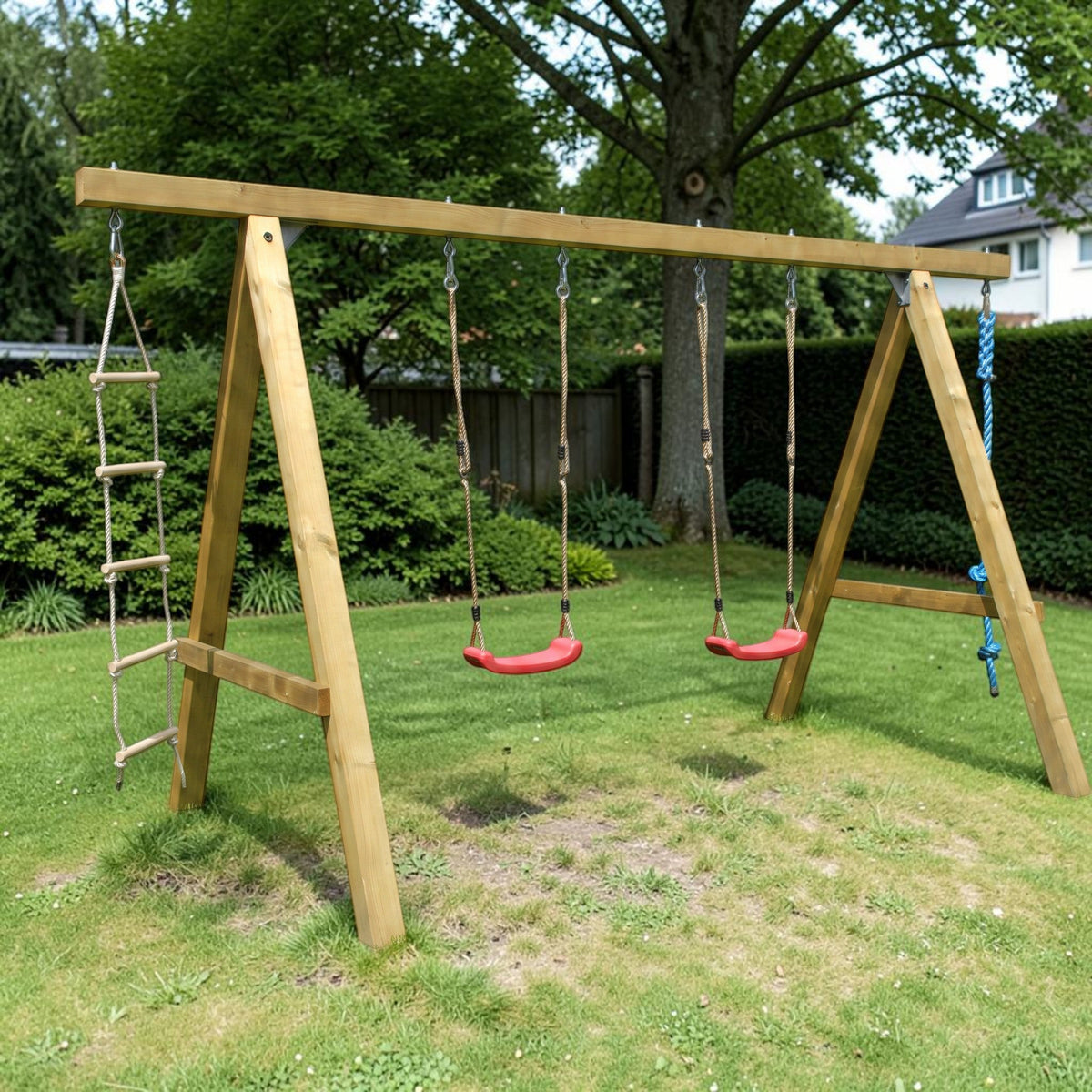 Holz Doppelschaukel Hallenberg mit Strickleiter im Garten unter einem großen Baum