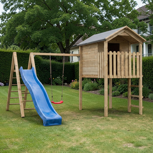 Spielturm Oberkirchen mit Schaukelanbau und blauer Rutsche auf dem Rasen im Garten