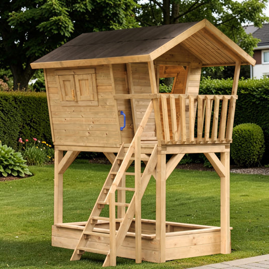 Stelzenhaus Spielturm Neuastenberg mit Leiter und Sandkasten auf dem Rasen im Garten