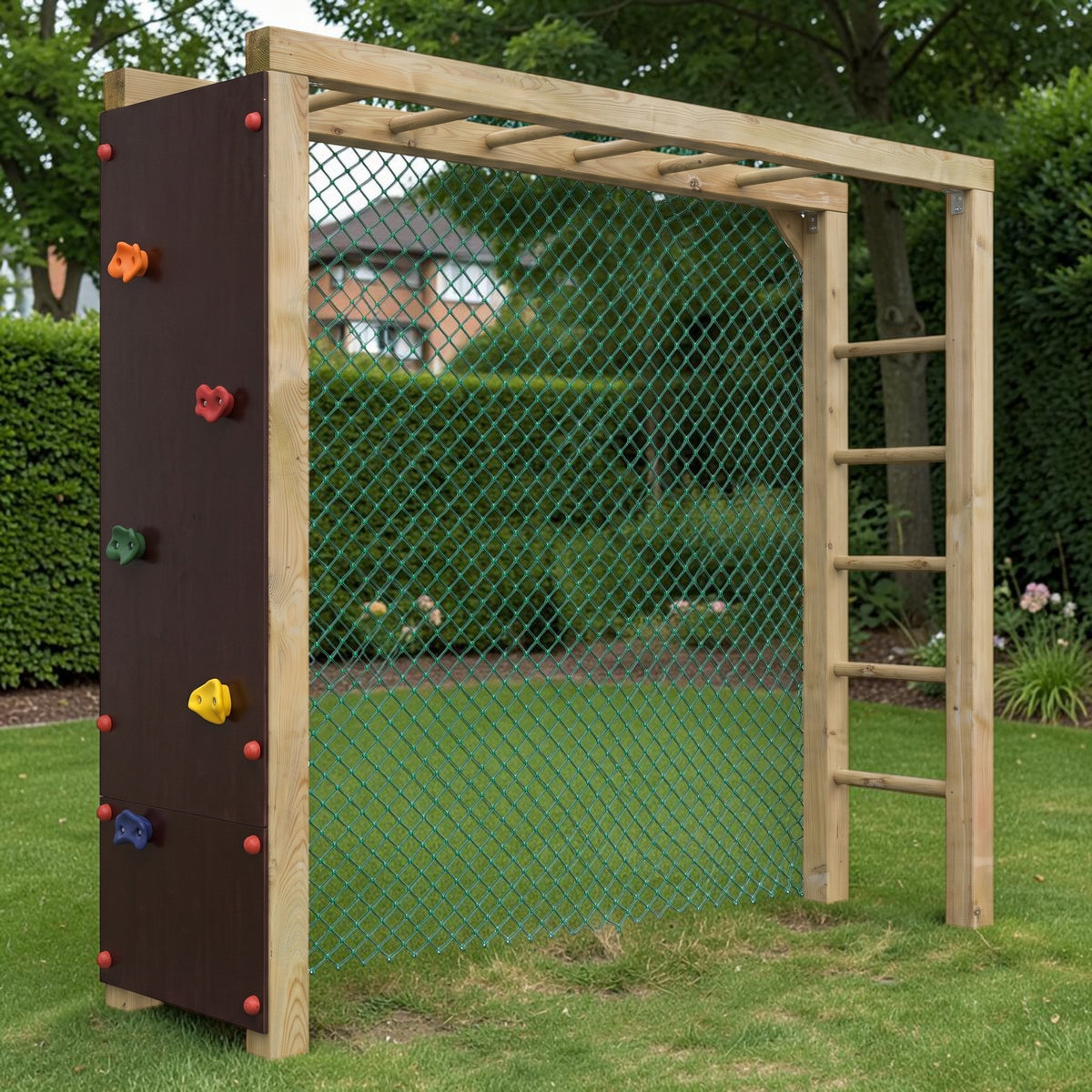 Holz Klettertor Menden mit Kletterwand und Netz im Garten auf dem Rasen