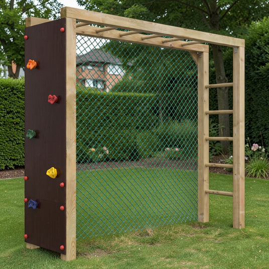 Holz Klettertor Menden mit Kletterwand und Netz im Garten auf dem Rasen