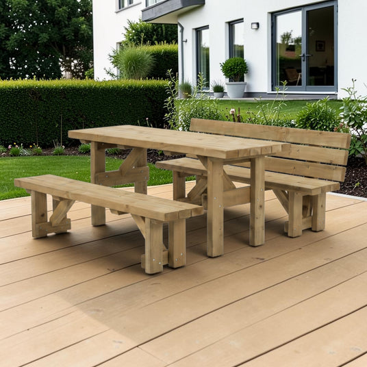 Sitzgruppe Repetal auf einer hellen Terrasse vor einem modernen Wohnhaus