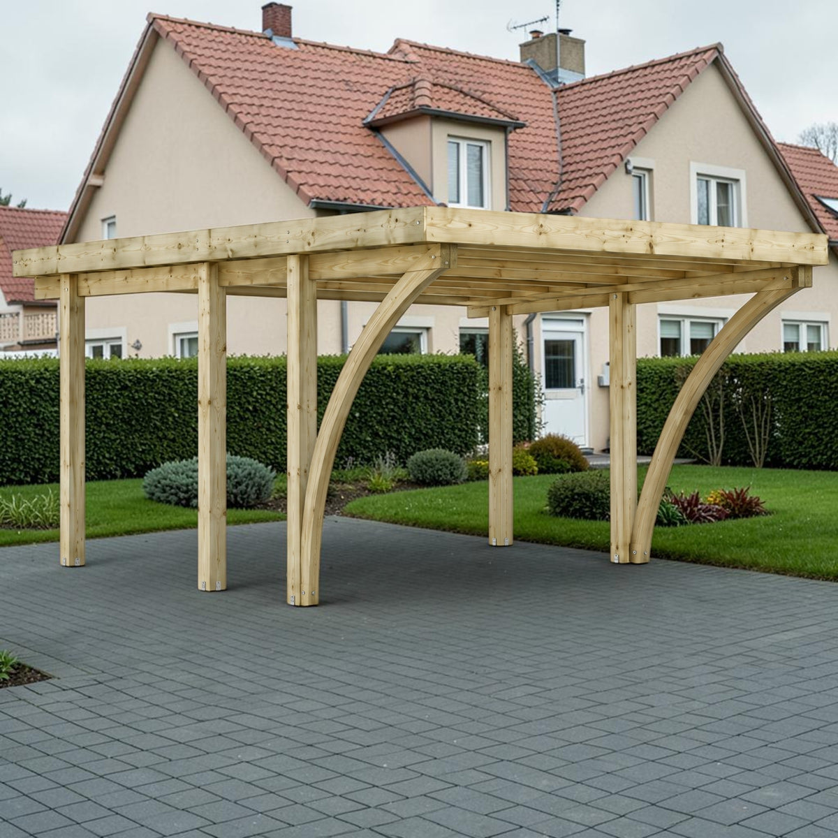Holz Carport Iserlohn mit Bogenstreben als Stellplatz vor einem Einfamilienhaus