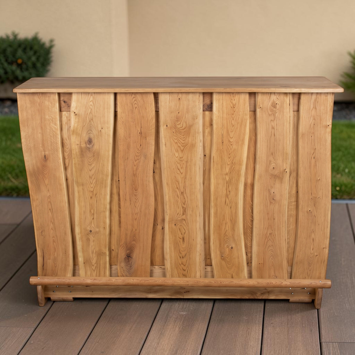 Eichentheke Grevenbrück als Gartentheke auf einer Holzterrasse vor der Hauswand