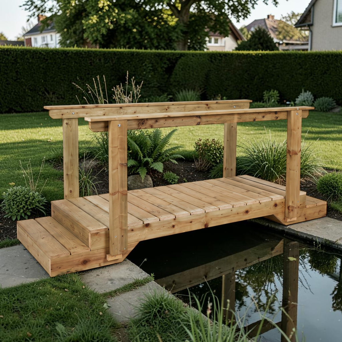 Holz Teichbrücke Bamenohl über einem Gartenteich zwischen Rasen und Bepflanzung