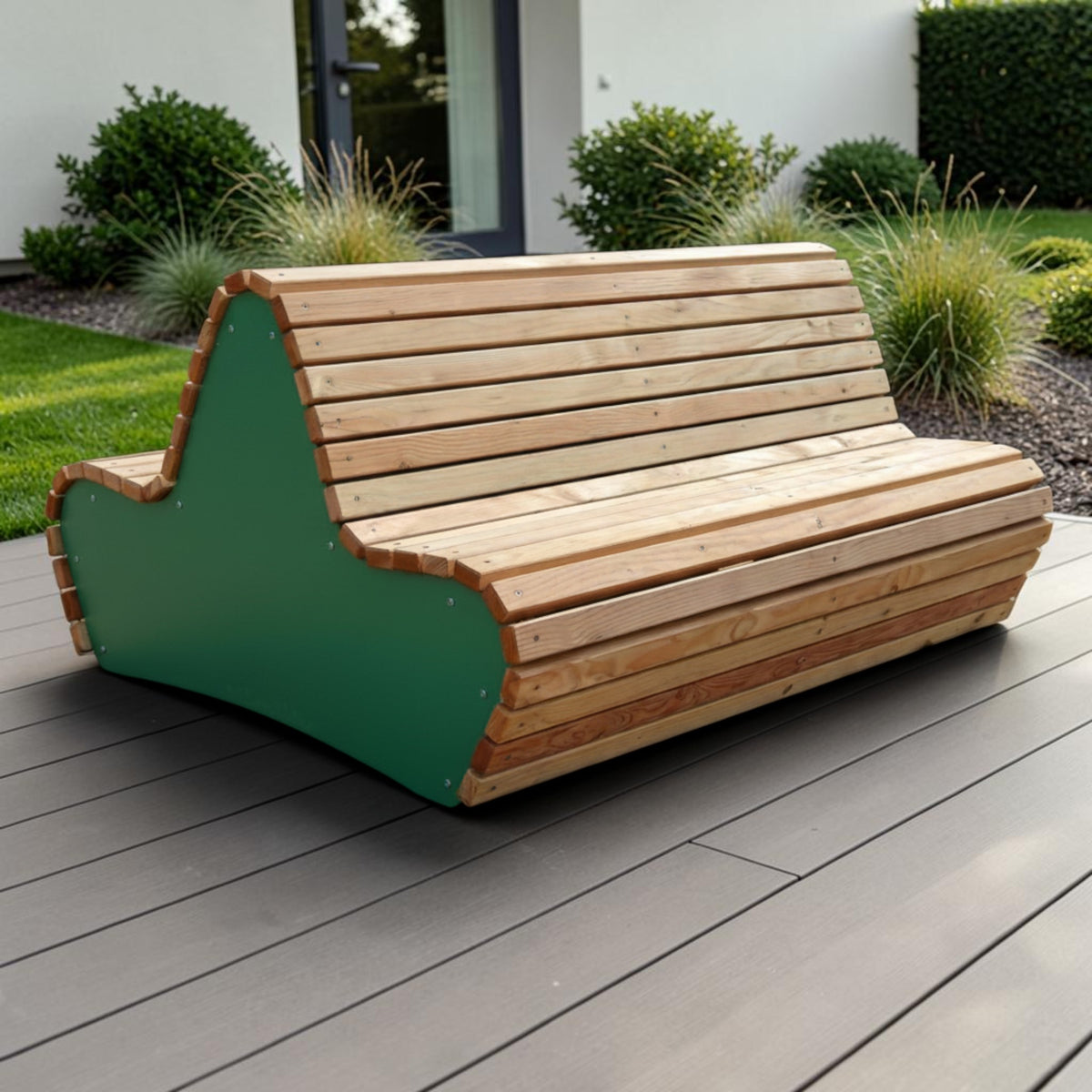 Douglasie Designbank Glindetal auf einer Terrasse vor Beet und Haus