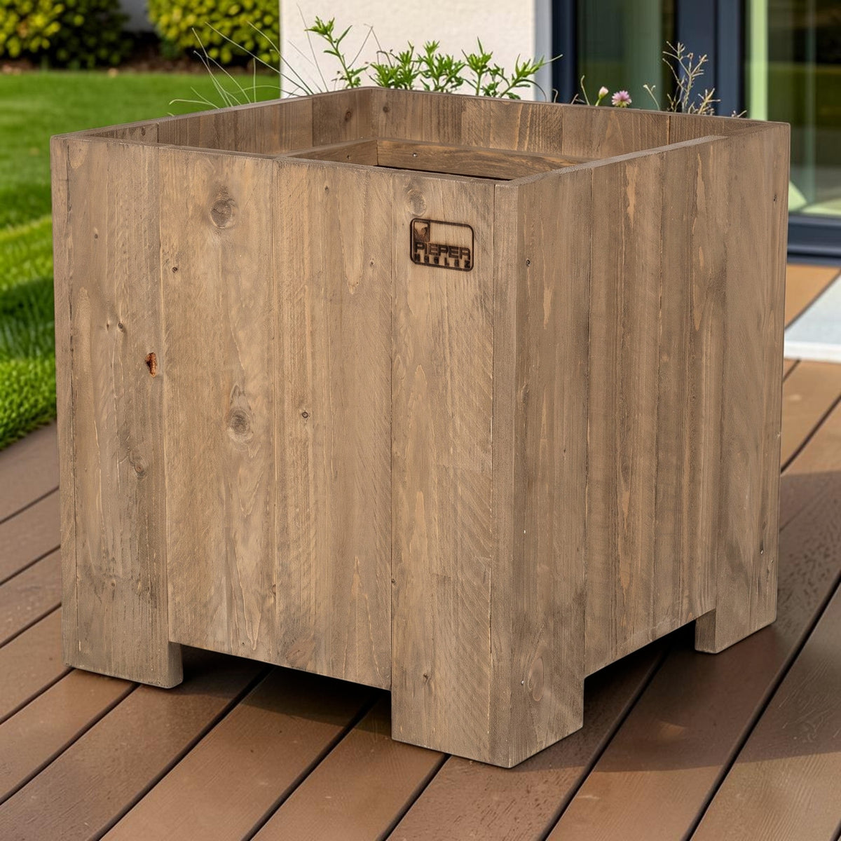Lasierter Holz Blumenkübel Bevertal auf einer Holzterrasse im Garten