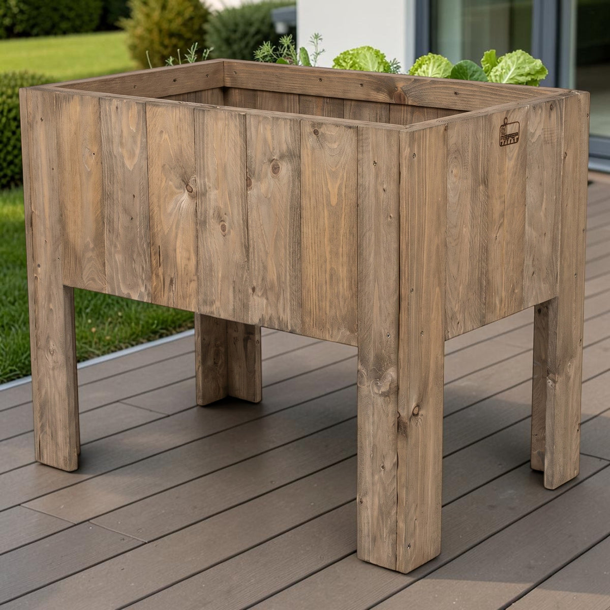 Lasiertes Hochbeet Deutmecketal mit Salat auf einer Holzterrasse im Garten