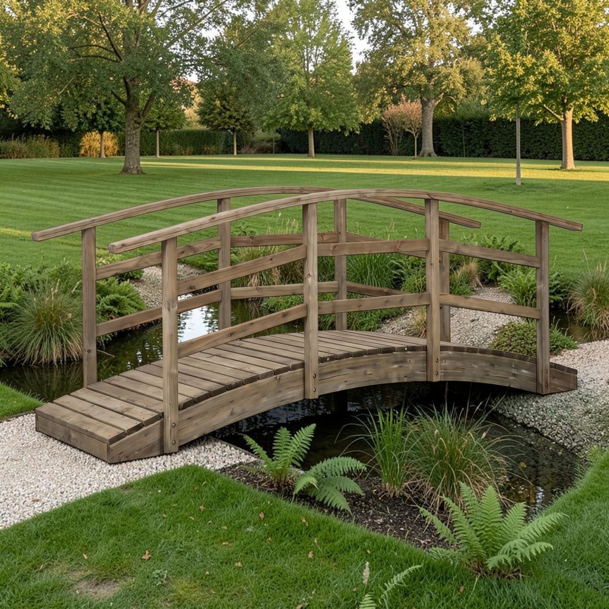 Holz Bogenbrücke Halbetal über einem Gartenteich zwischen Farnen und Rasen im Park
