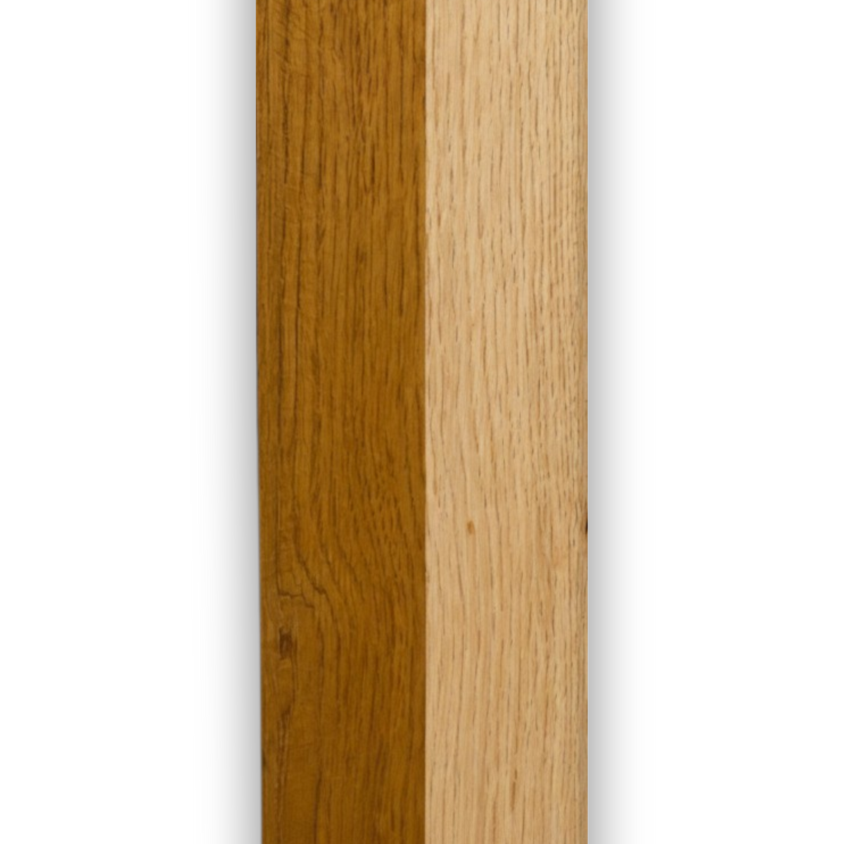 Zwei Eichenpfosten nebeneinander in dunklerem und hellerem Holzton, Detail der Oberfläche