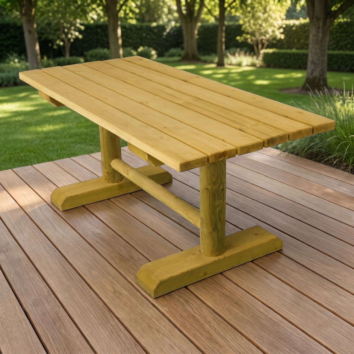 Holz Gartentisch Oestertal auf einer Terrasse am Rasen mit Bäumen