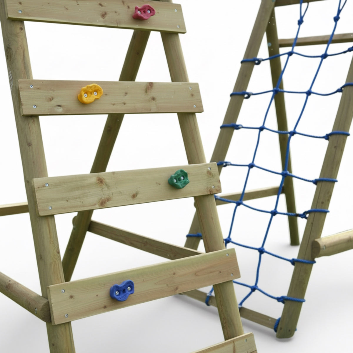 Kletterwand mit bunten Klettersteinen und blauem Kletternetz der Schaukel im Detail