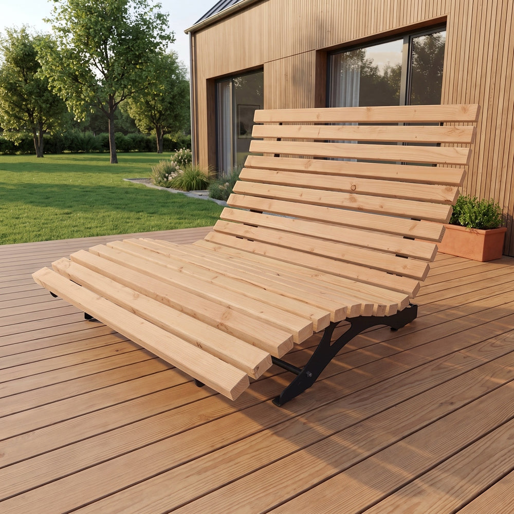 Waldsofa Sonnenpfad auf einer Holzterrasse vor Hauswand und Rasen im Garten