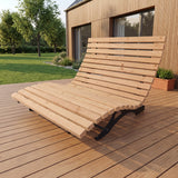 Waldsofa Sonnenpfad auf einer Holzterrasse vor Hauswand und Rasen im Garten