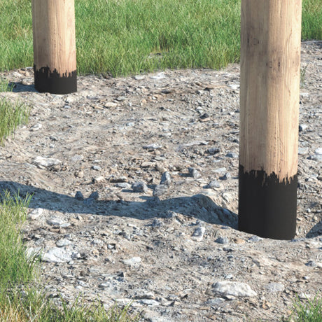 Holzpfosten im Schotterboden mit schwarzer Bitumen Schutzschicht am Pfostenfuß