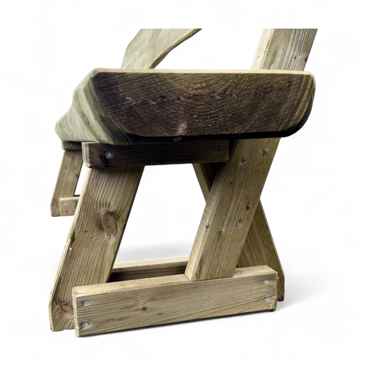 Stirnseite der massiven Sitzbohle mit Beinen und Kufe der Gartenbank im Detail