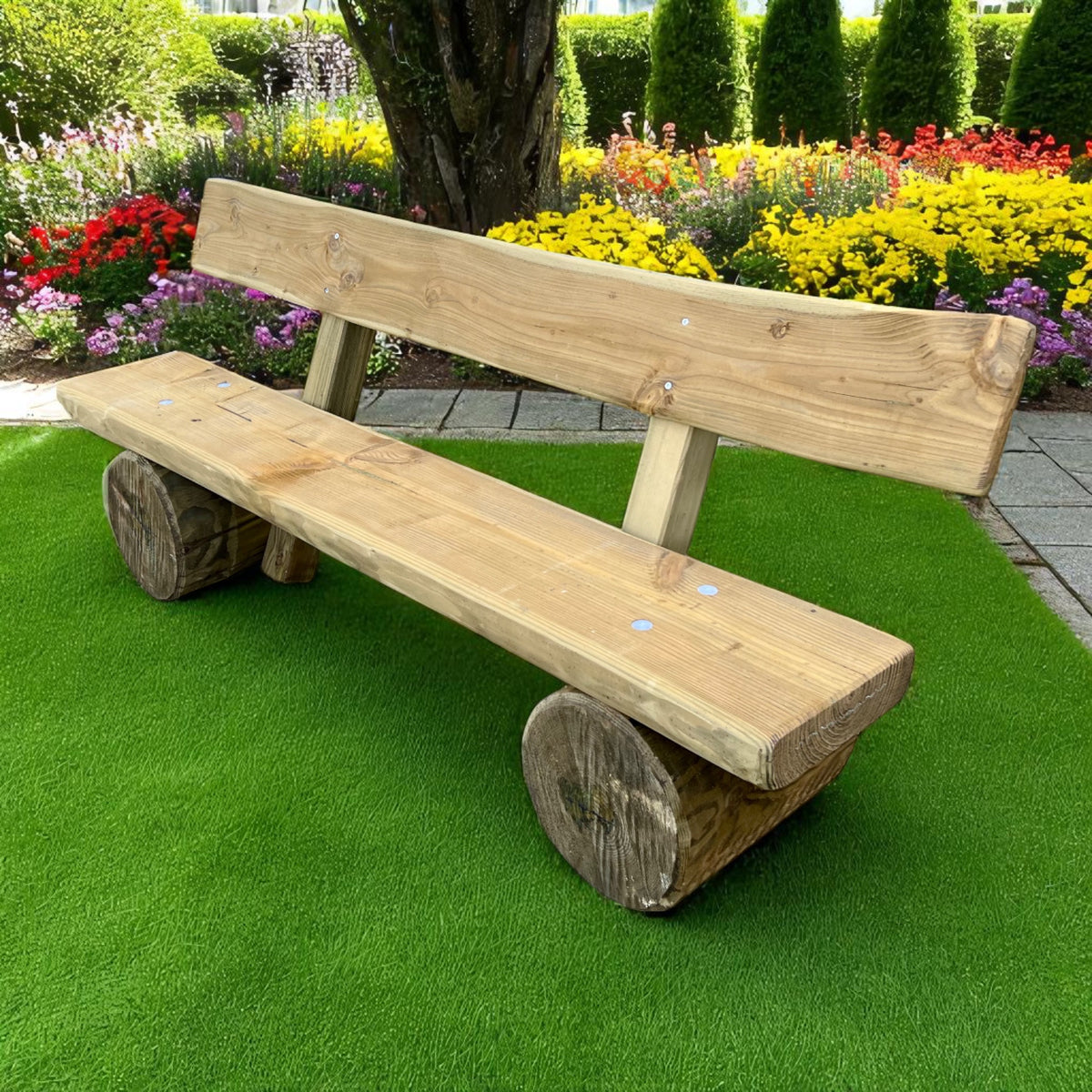 Rustikale Gartenbank mit Lehne Veischedetal auf dem Rasen vor einem blühenden Blumenbeet