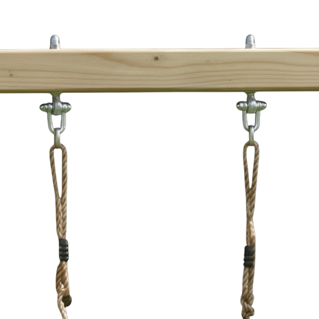 Schaukelhaken mit Seilen am Querbalken der Einzelschaukel im Detail