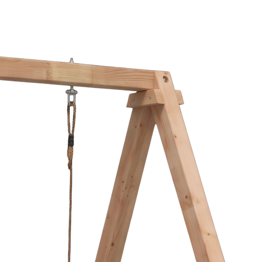 Seilaufhängung am Querbalken und Pfostenverbindung der Holzschaukel