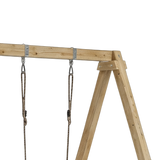 Schaukelaufhängungen mit Seilen am Querbalken der Kletterschaukel im Detail