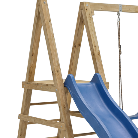 Kletterleiter mit Podest und Anbau der blauen Wellenrutsche in Nahaufnahme