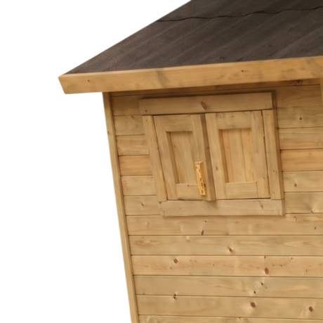 Holzwand mit Fensterläden und Dach am Spielhaus Neuastenberg, Detail
