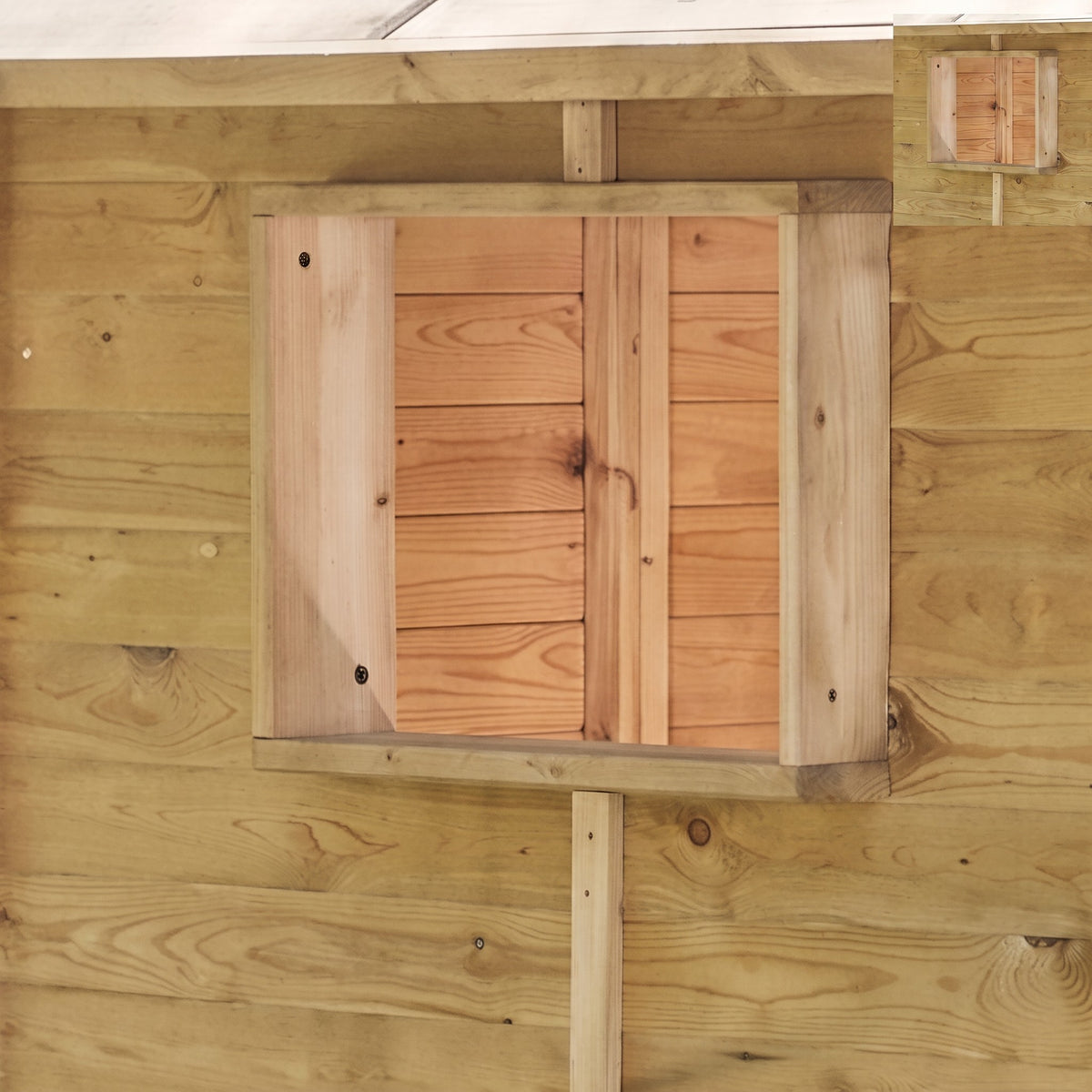 Fensterladen aus Holz an der Seitenwand des Kinderspielhauses