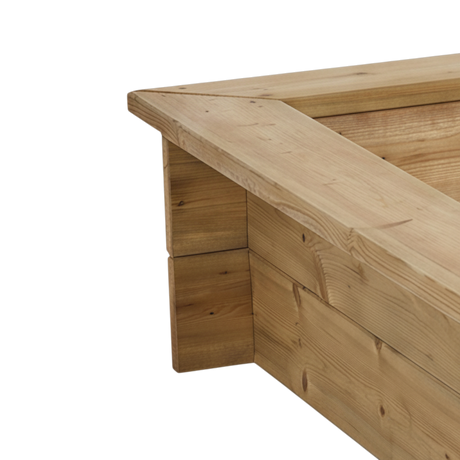 Umlaufender Sitzrand an der Ecke des Holz Sandkastens Hachen im Detail