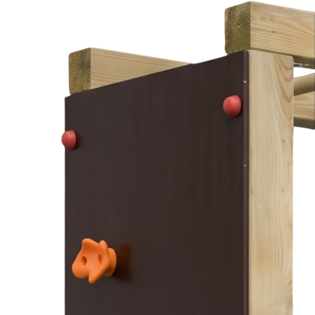 Dunkle Kletterwand mit Klettergriff am Pfosten des Klettertors im Detail