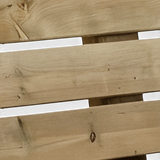 Sitzbretter aus kesseldruckimprägniertem Holz mit Fugen in Nahaufnahme