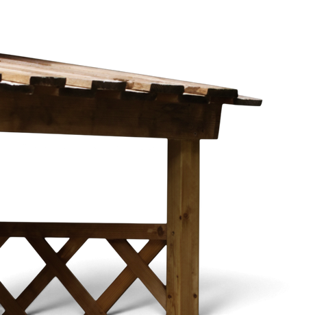 Pultdach mit Dachüberstand und Gitterseite des Kaminholzregals im Detail