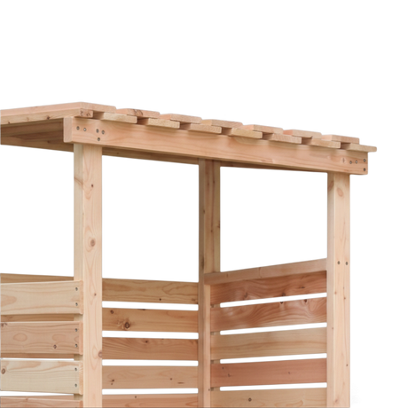 Seitenansicht des Kaminholzregals mit Dachsparren und Lattenwand