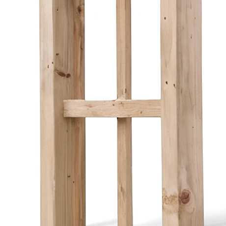 Nahaufnahme der Seitenpfosten mit Querlatte am Rankgitter der Pergola Elspe