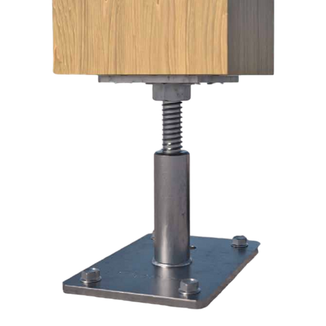 Höhenverstellbarer Pfostenträger unter einem Holzpfosten mit Gewinde zum Ausgleich von Unebenheiten