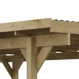 Dachecke mit Sparren, Pfette und Kopfbändern am kesseldruckimprägnierten Carport