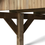 Pfosten mit Kopfbändern und Holzdecke des Carports in Untersicht
