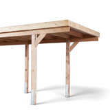 Offene Stellplatzseite des Carports mit Kopfbändern und Pfostenankern, Freisteller