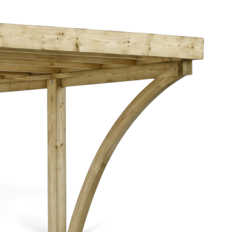 Geschwungene Bogenstrebe unter dem Dachrand des Carports im Detail