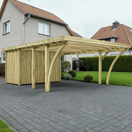 Holz Doppelcarport mit Abstellraum auf gepflasterter Einfahrt vor einem Wohnhaus