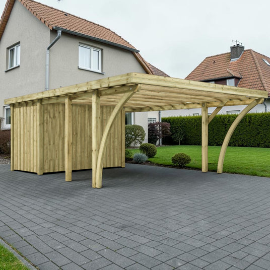 Holz Doppelcarport mit Abstellraum auf gepflasterter Einfahrt vor einem Wohnhaus