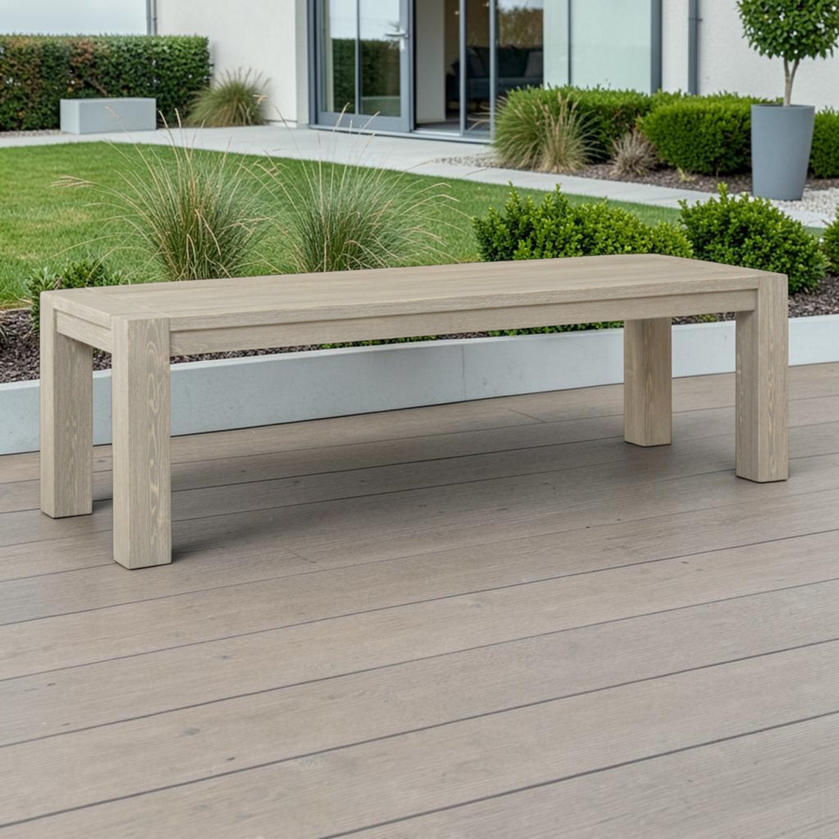 Massivholz Gartentisch Salweytal auf einer Terrasse am Rasen