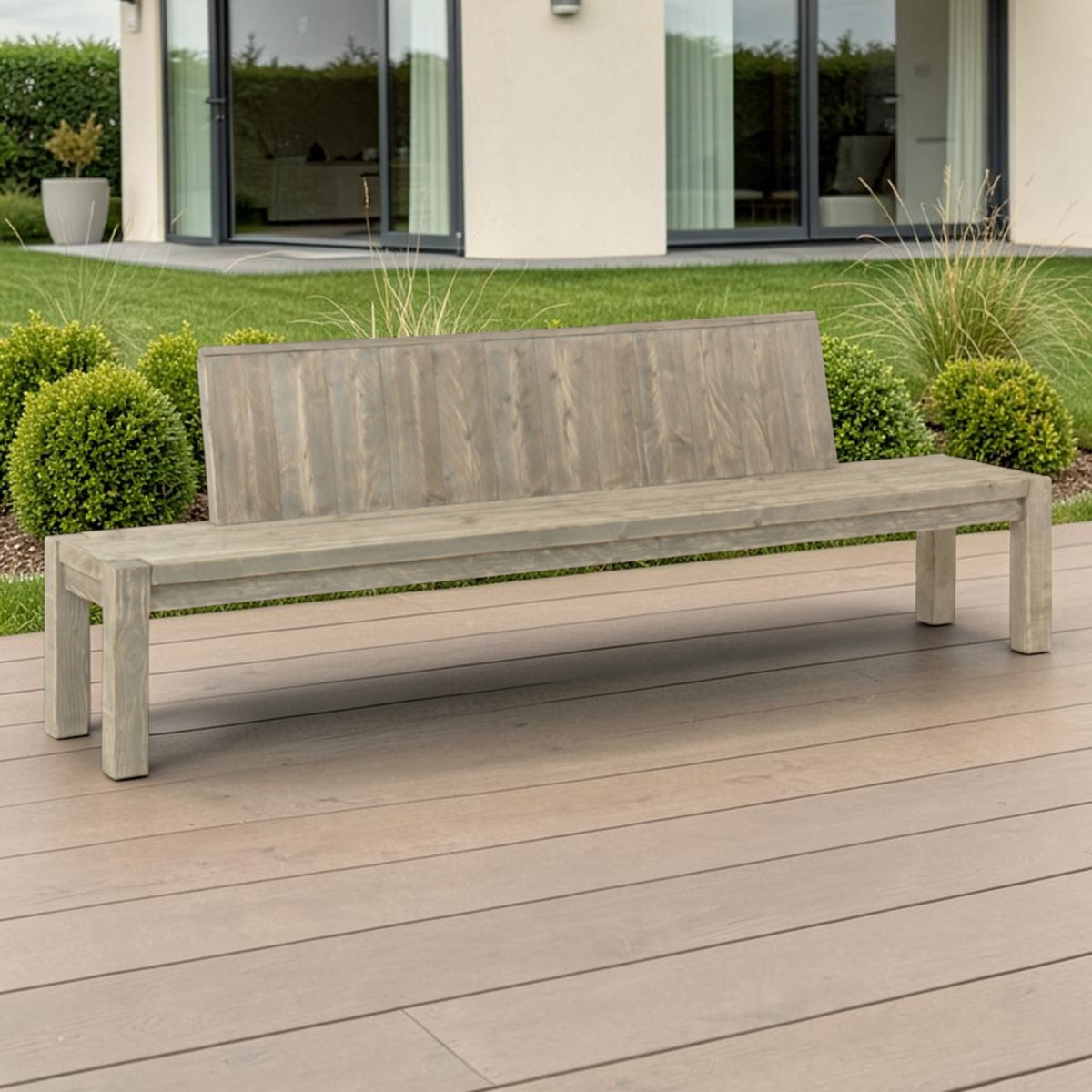 Massivholz Loungebank Salweytal mit Lehne auf einer Terrasse vor einem modernen Haus