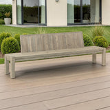 Massivholz Loungebank Salweytal mit Lehne auf einer Terrasse vor einem modernen Haus