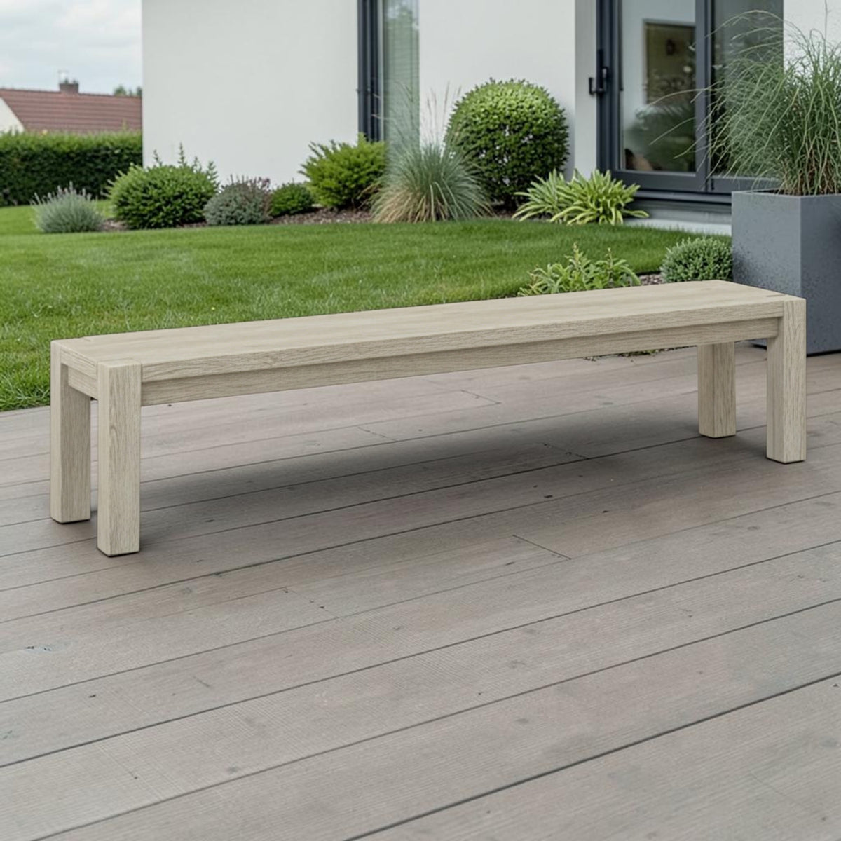 Massivholz Sitzbank Salweytal ohne Lehne auf einer Terrasse im Garten